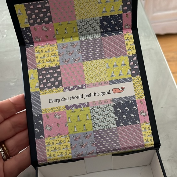 Vineyard vines 5 in x 5 in x  2in gift box - Picture 3 of 3